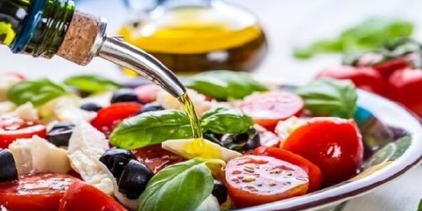 Przygotowując dania diety śródziemnomorskiej, koniecznie należy używać oliwy z oliwek. 