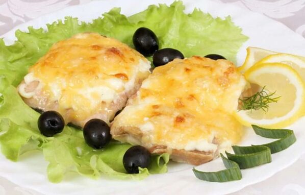 Ryba pieczona z serem będzie smacznym i zdrowym daniem w menu diety śródziemnomorskiej. 