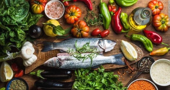 Ryby i warzywa to główne produkty diety śródziemnomorskiej stosowane w odchudzaniu. 